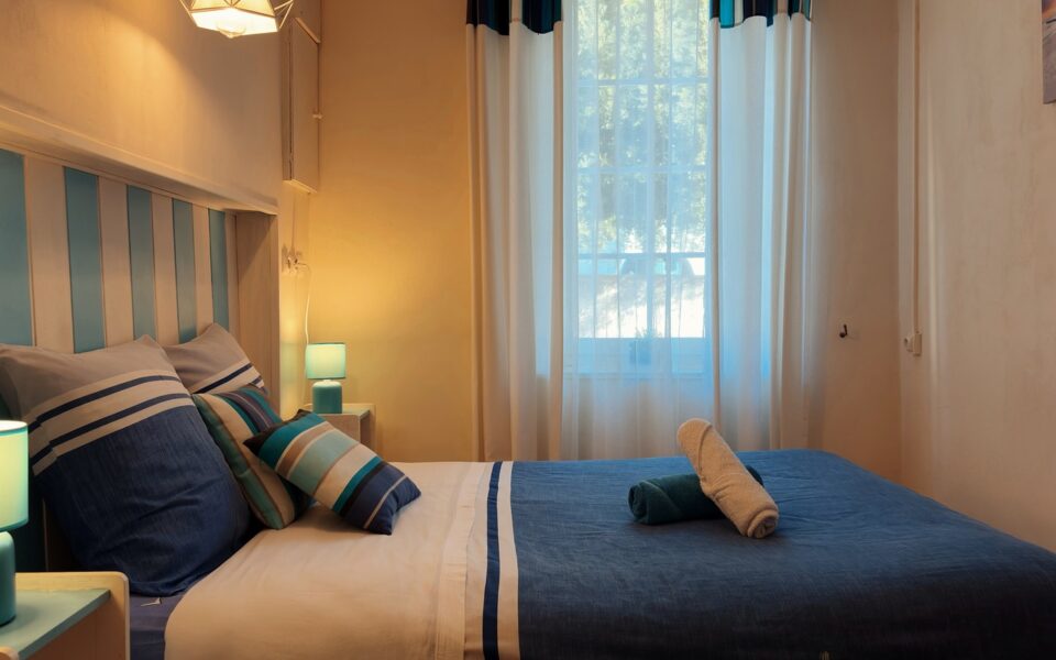 bateau-logis-des-lauriers-roses-marennes