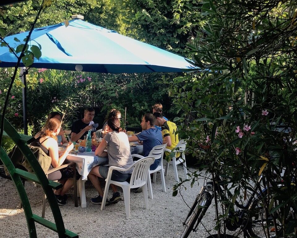 petit-dejeuner-jardin-logis-des-lauriers-roses Marennes