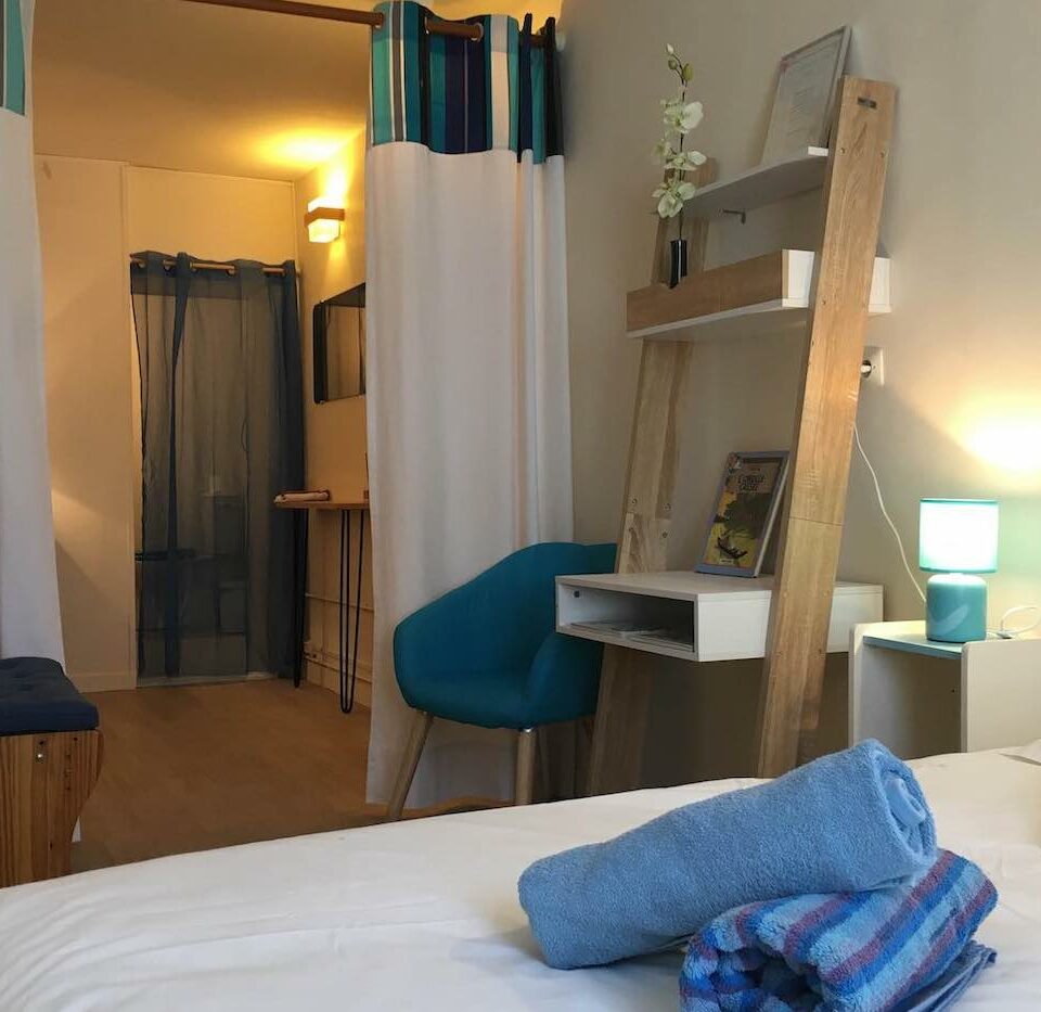 chambre avec bureau au rez de chaussée - Bateau aux Lauriers Roses