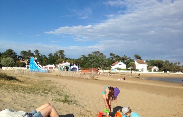 Plage de Marennes -cyclistes Logis des Lauriers Roses